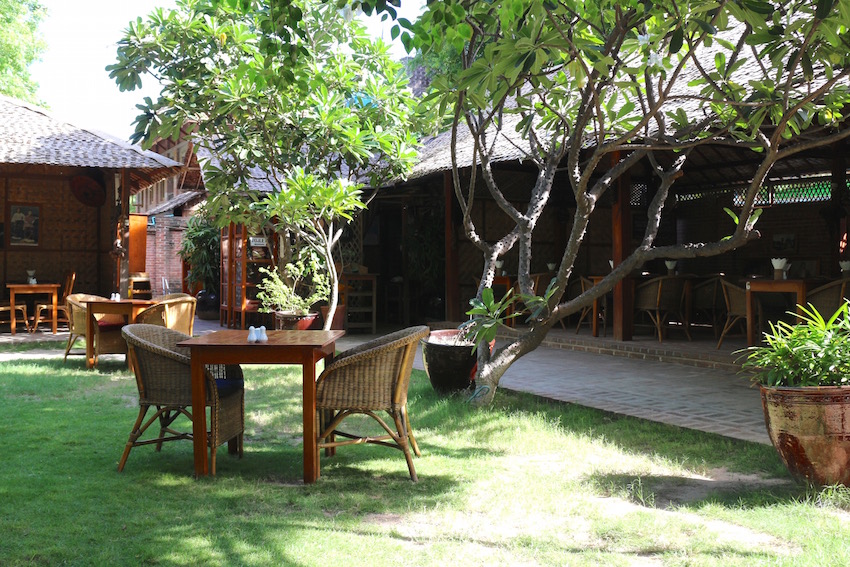 【The Black Bamboo】ガーデンテラスが素敵なカフェレストラン（Bagan／バガン）