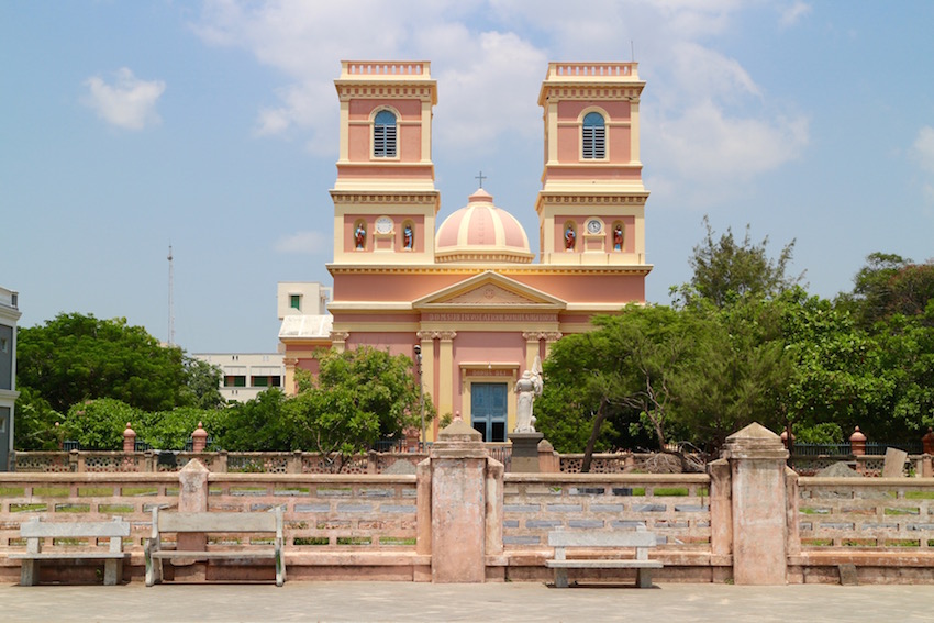 ベンガル湾に臨むファサードの双塔が美しい「Eglise de Notre Dame des Anges」in Pondicherry